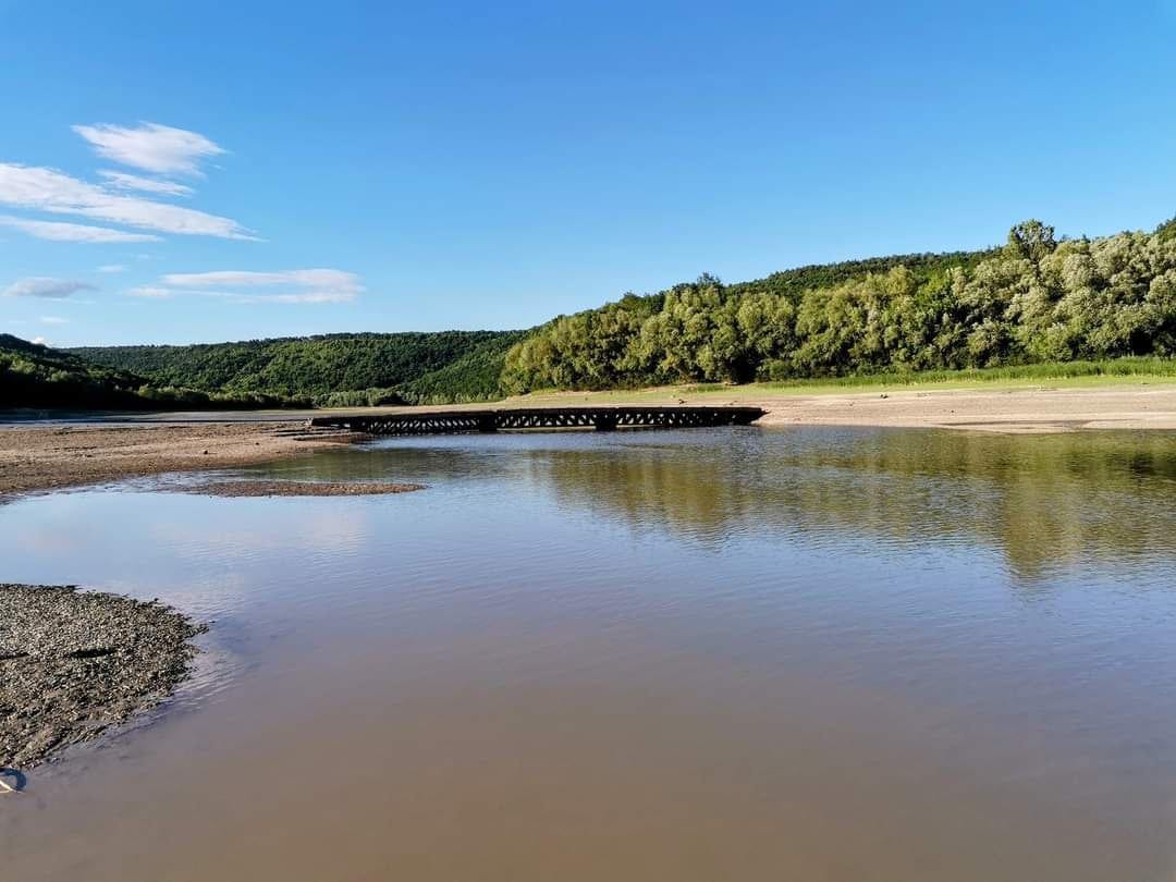 На Хмельниччині через мілководдя з’явився міст