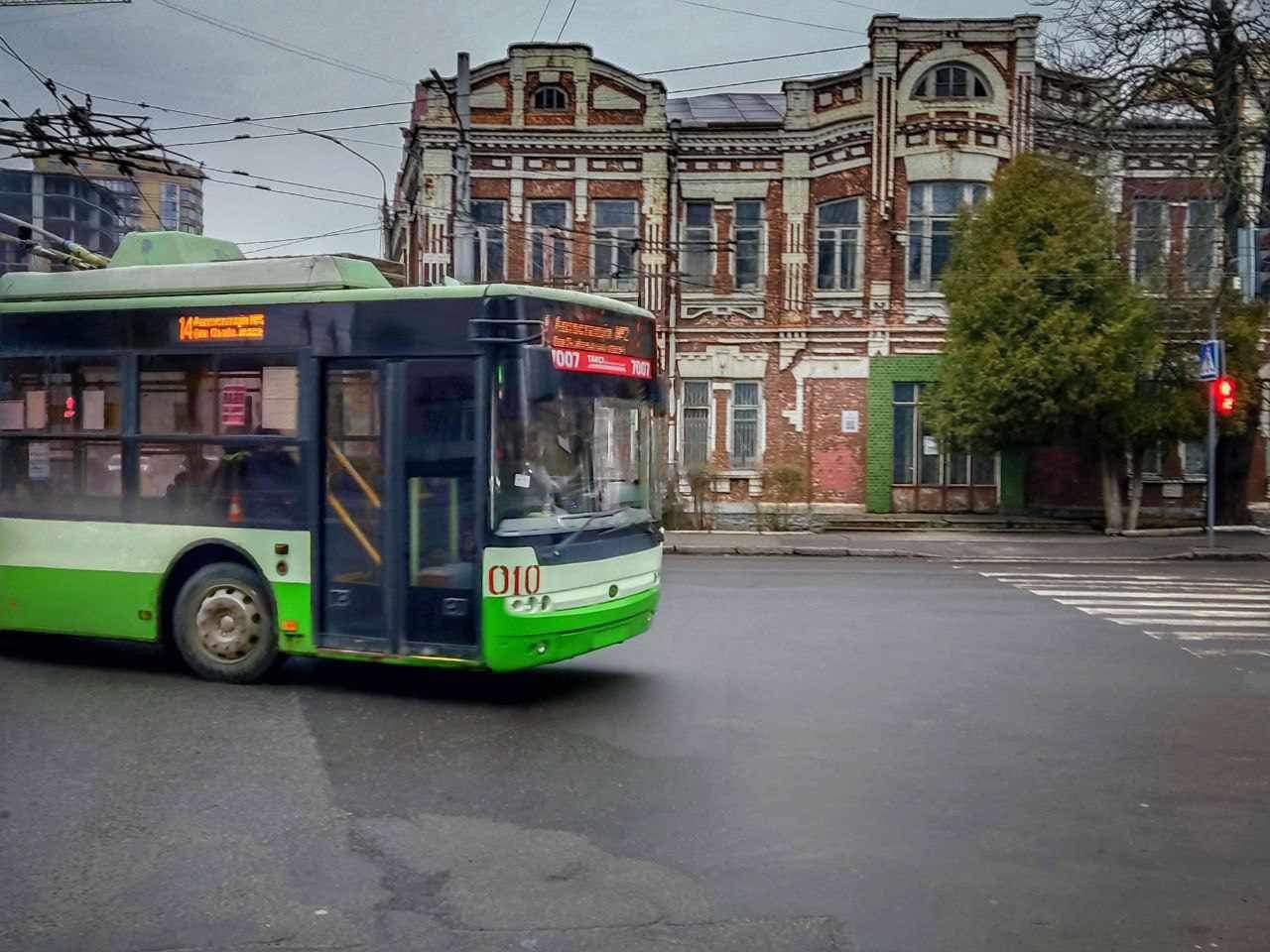 У Хмельницькому гостро не вистачає водіїв тролейбусів та автобусів